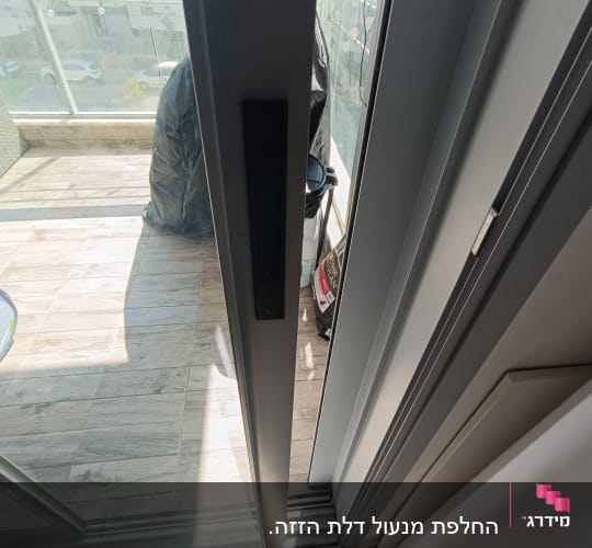 דלת זכוכית נפתחת למרפסת עם רצפת עץ